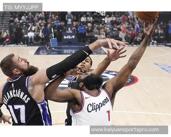 莱昂纳德半场状态火热三分球连中五记砍下18分助球队争胜