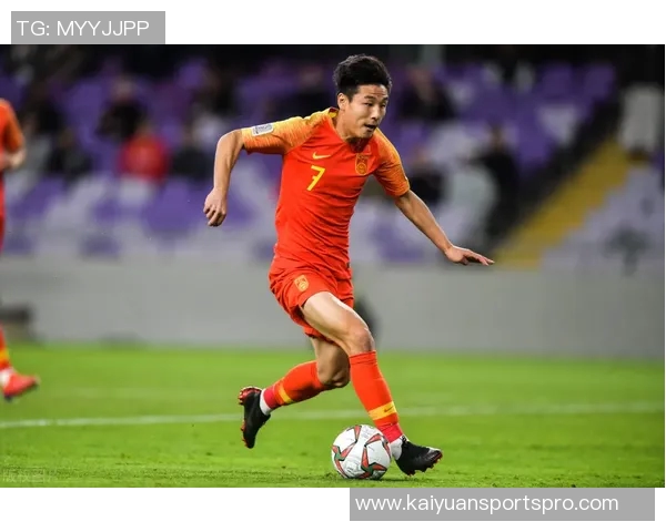 东体报道U22国足集训期间足协副主席许基仁亲临现场为球队加油助威